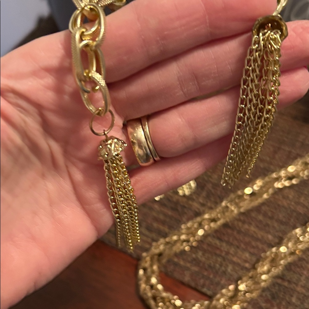Chic Gold Chain & Earrings - Picture 13 of 13